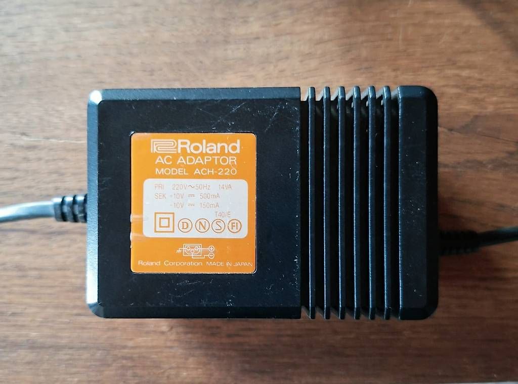 Strumenti musicali: Roland R-8 Drum Machine + Circuitbending Module – Usato da Delémont venduto da PeragineC 4
