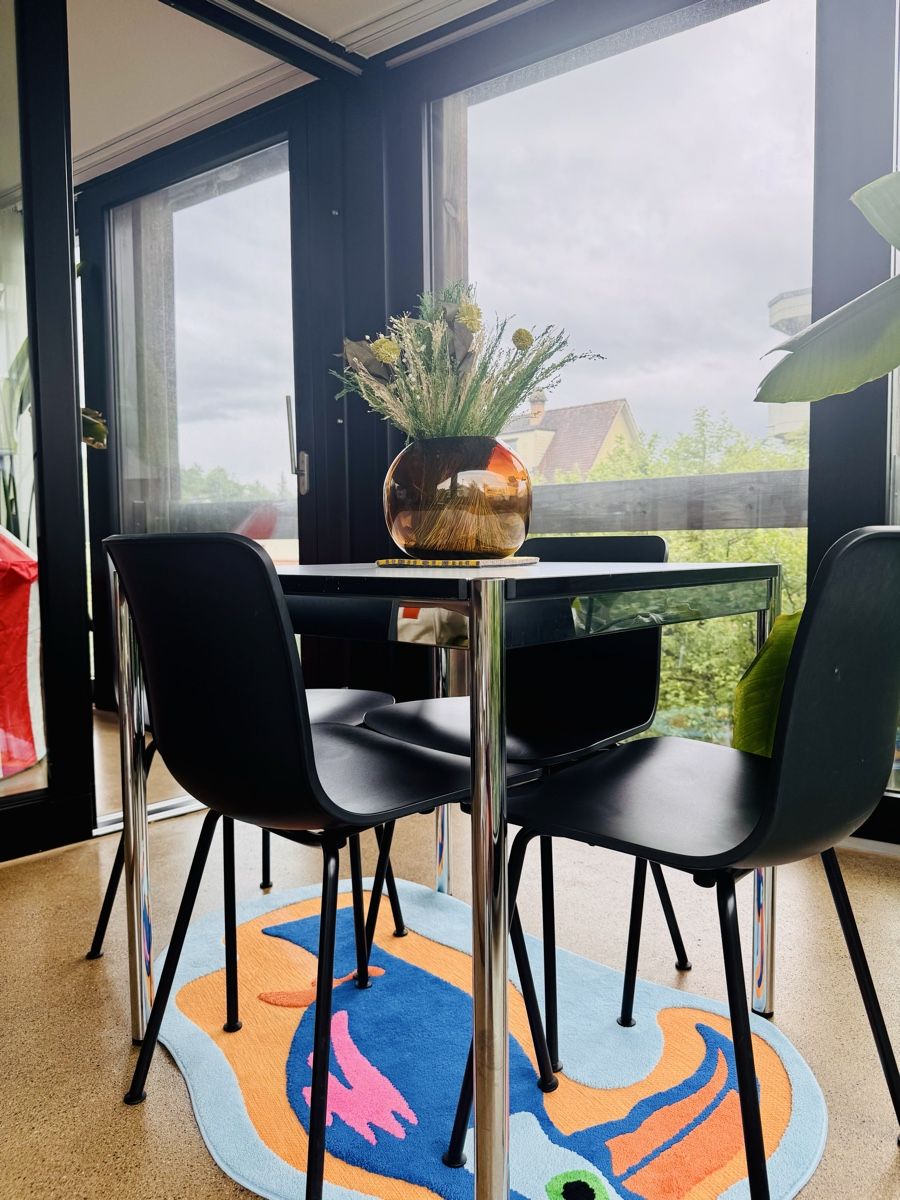Set di tavolo e panche: Stylish USM Haller Dining Table with Four Vitra Chairs – Usato da Basel venduto da ayn_8z2s 1