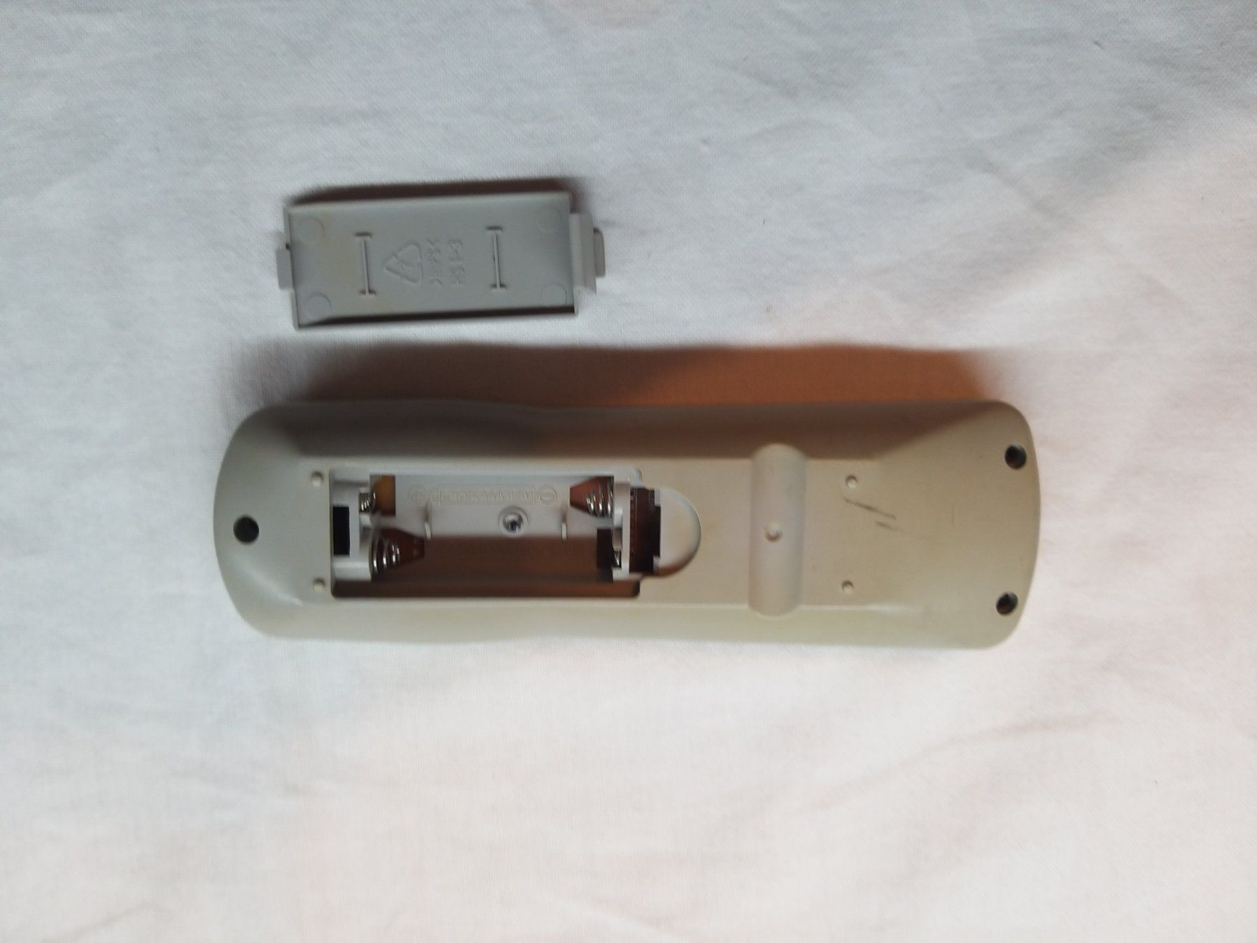 Fernbedienungen: Télécommande TV vintage, état fonctionnel – Gebraucht aus la Chaux-de-Fonds von Lampe 2