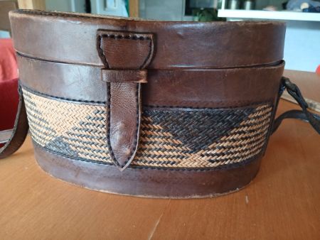 Sac bandoulière cuir et osier forme ovale bon état