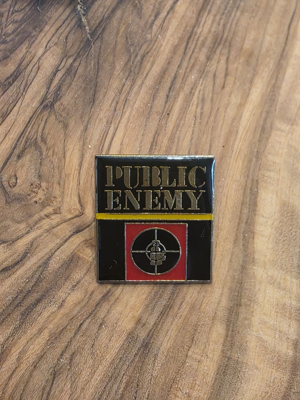 Broschen & Nadeln: Public Enemy Pin – Gebraucht aus Rothrist von rsu_96pl
