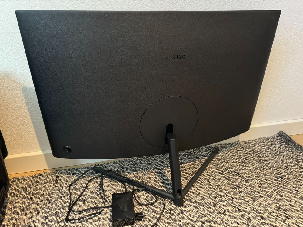 Samsung 32” Curved Monitor 4K/UHD U32R590CWU Kaufen auf Ricardo