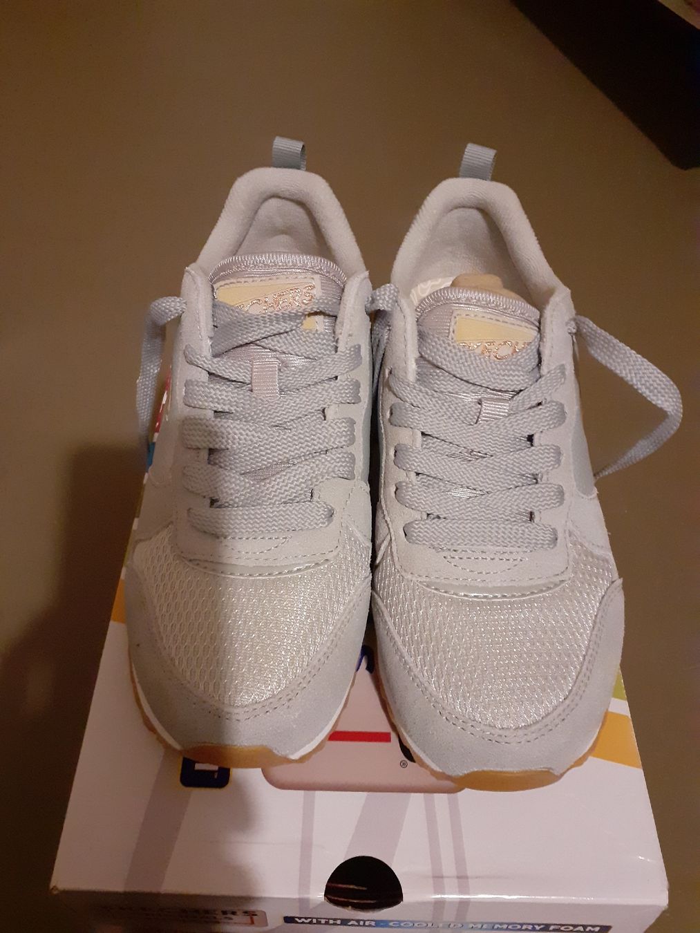 Skechers Scarpe da donna: Neue Skechers Sneaker, hellgrau, Grösse 36 – Nuovo (secondo la descrizione) da Zürich venduto da zurclich