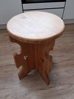Rustikaler Holz Hocker, Massivholz, Top Zustand, Massanfert.