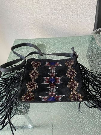 Neue schwarze Damentasche mit Strasssteinchen
