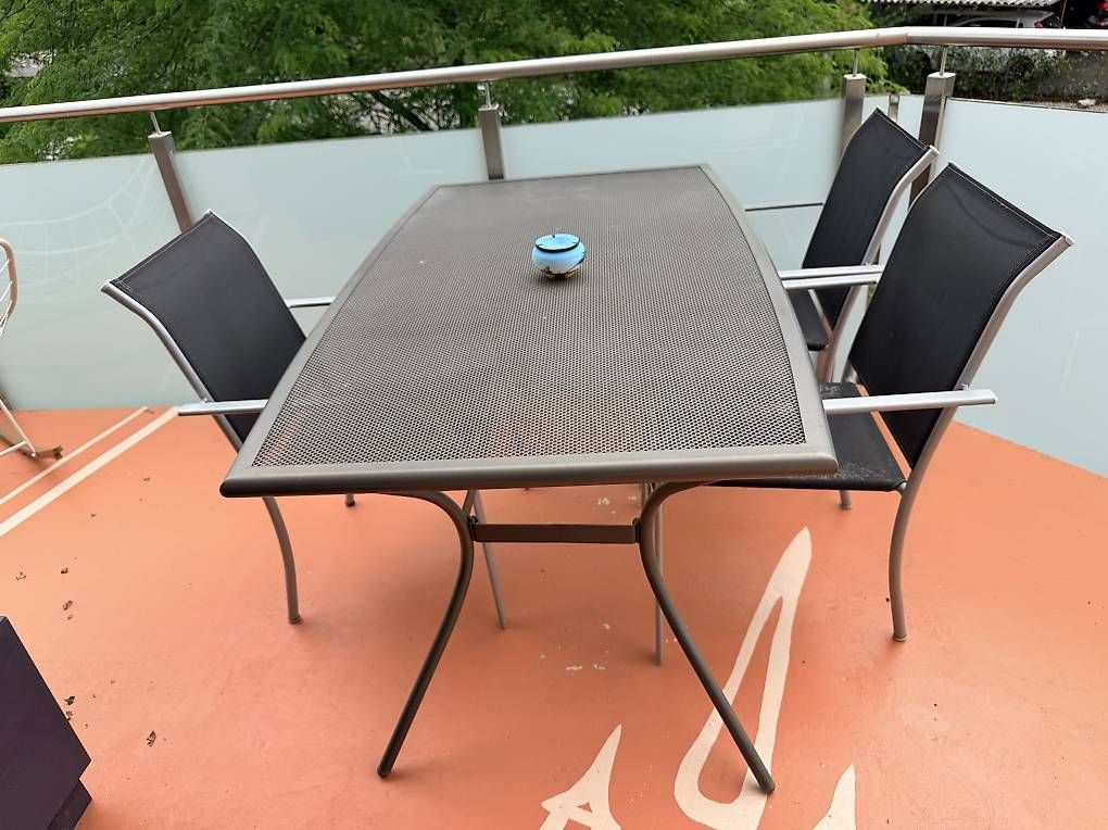 Set di tavolo e panche: Table et chaises – Usato da Payerne venduto da Babinou