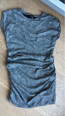 Robe grise moulante avec drapé
