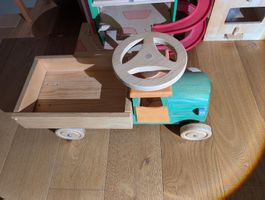 Lastwagen aus Holz zum Sitzen und Rutschen