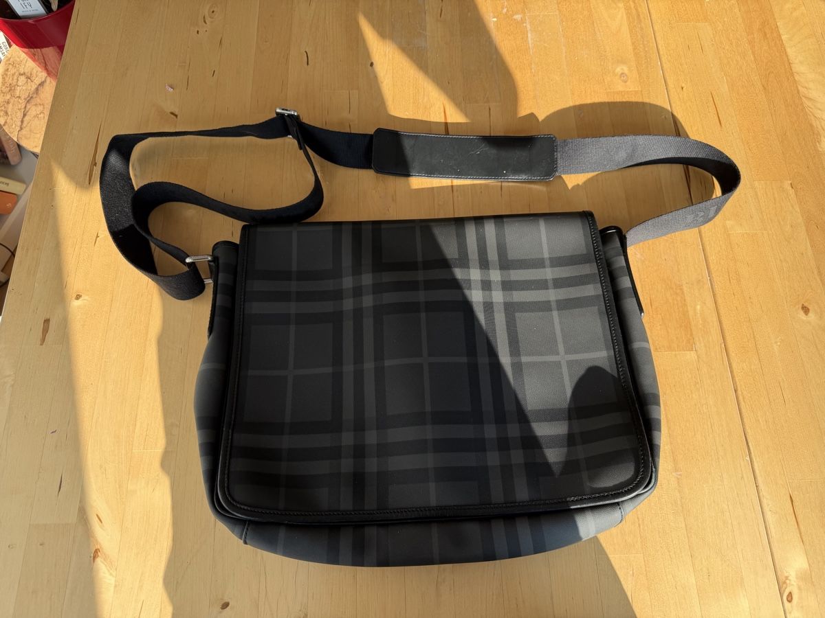 Burberry Sacs: Burberry Messenger Bag Check Pattern Black – D'occasion à Zürich par aus_r2dq