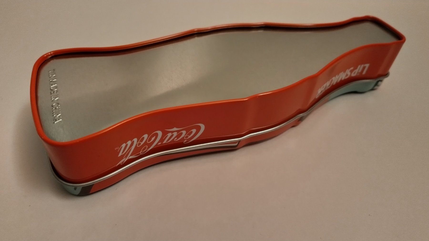 Coca-Cola Altro in Decorazioni & Accessori: Coca-Cola Blechdose "Lip Smacker" Flaschenform ab Fr. 7.- – Usato da Bellach venduto da JingleJerry 2