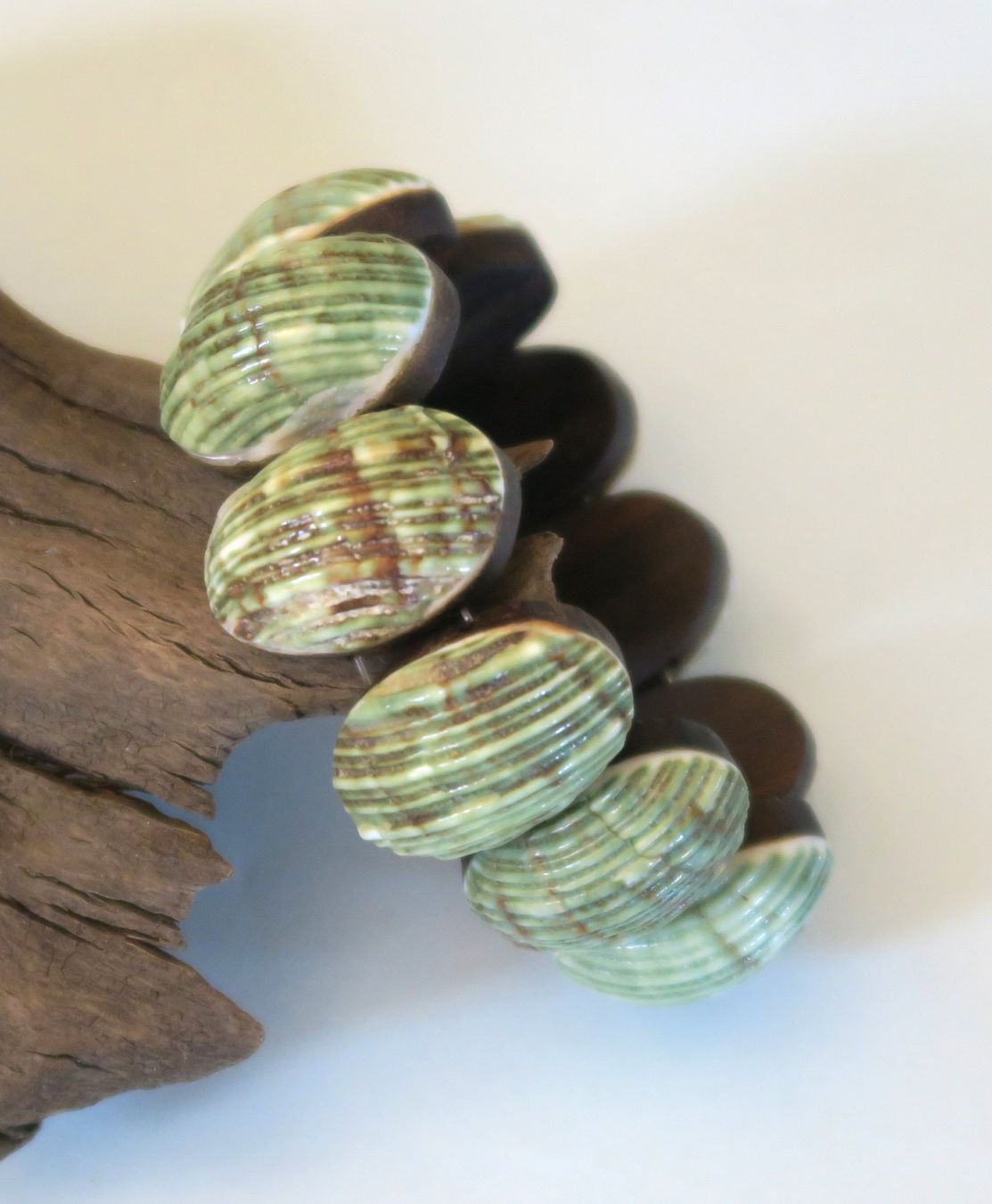 Armbänder & -reifen: Armband Muscheln/Holz – Gebraucht aus Brittnau von marlenestone
