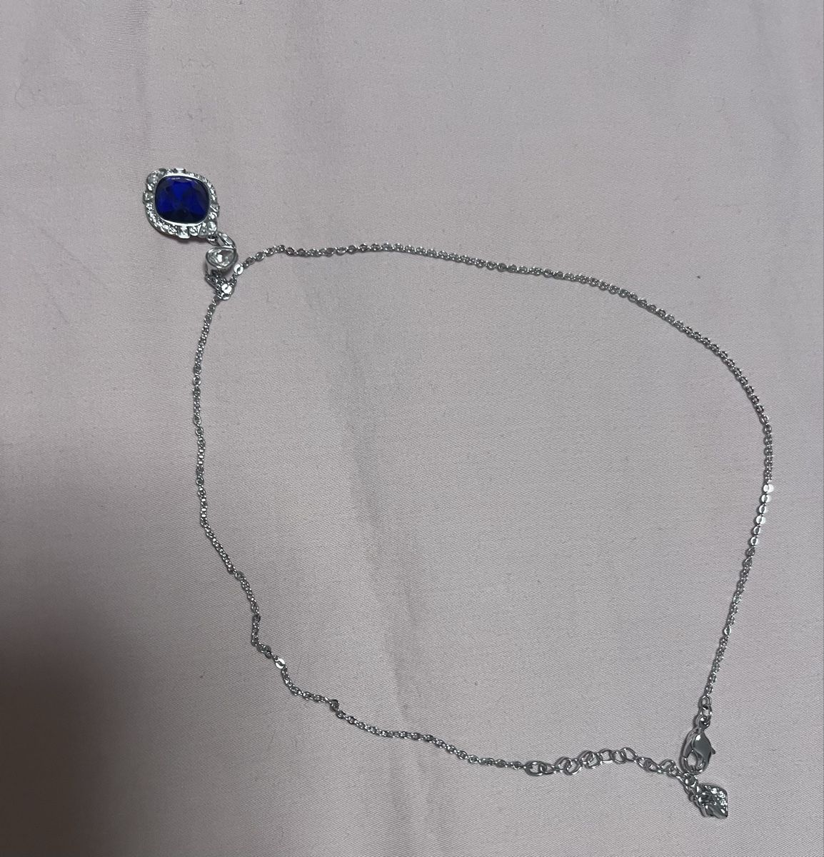 Swarovski Colliers: Silberfarbene Halskette mit blauem Stein - Modeschmuck! – D'occasion à Altstätten SG par Faz64