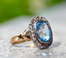 Sale Ring 18K Gold mit synth. Spinell & 22 Diamantrosen