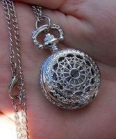 Taschen - und Umhängeuhr mit Springdeckel und Kette
