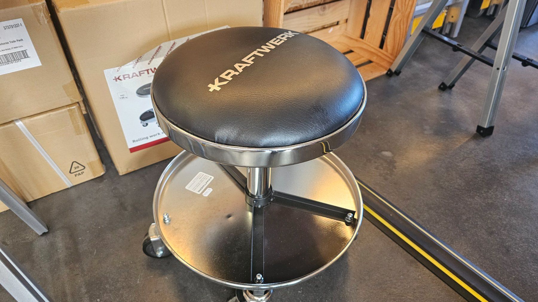 Sgabelli: Kraftwerk Werkstatthocker mit Rollen Rollhocker – Nuovo e nell'imballaggio originale da Koppigen venduto da Bracher_Mail-House 2