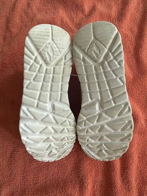 Scarpe per ragazze: Skechers Sneakers mit Herzen Gr. 33 – Usato da Zug venduto da kuch2 2