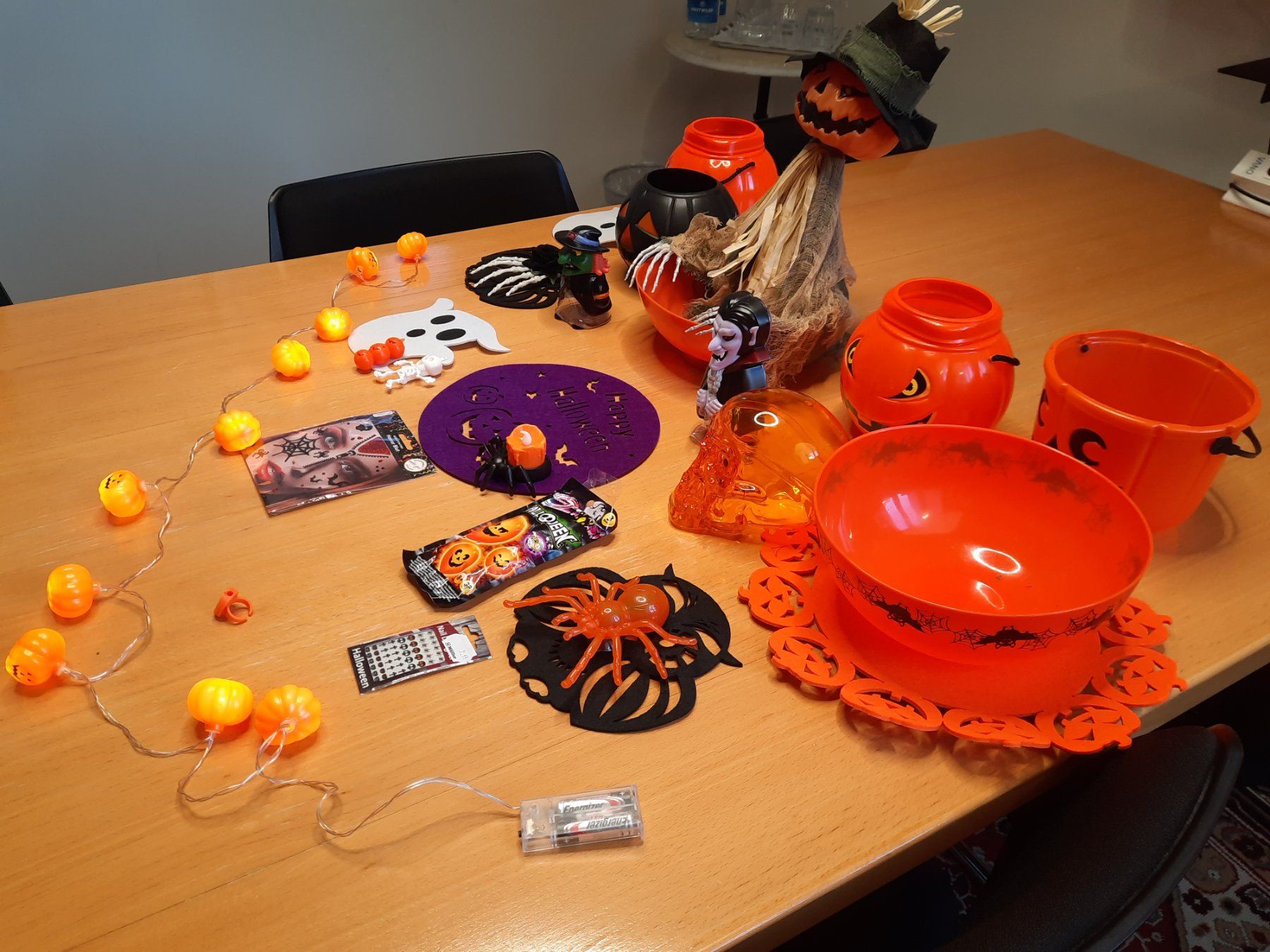 Tutte le decorazioni: Halloween Dekorations Set verschiedene Teile – Nuovo (secondo la descrizione) da Zürich venduto da ONVA-RE-USE 2