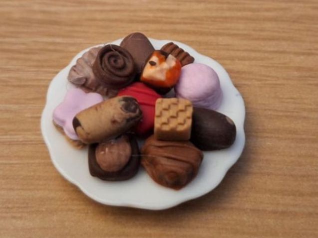 Case e mobili per bambole: Handmade Pralinen Teller – Nuovo (secondo la descrizione) da Zürich venduto da HandmadeTinyFood