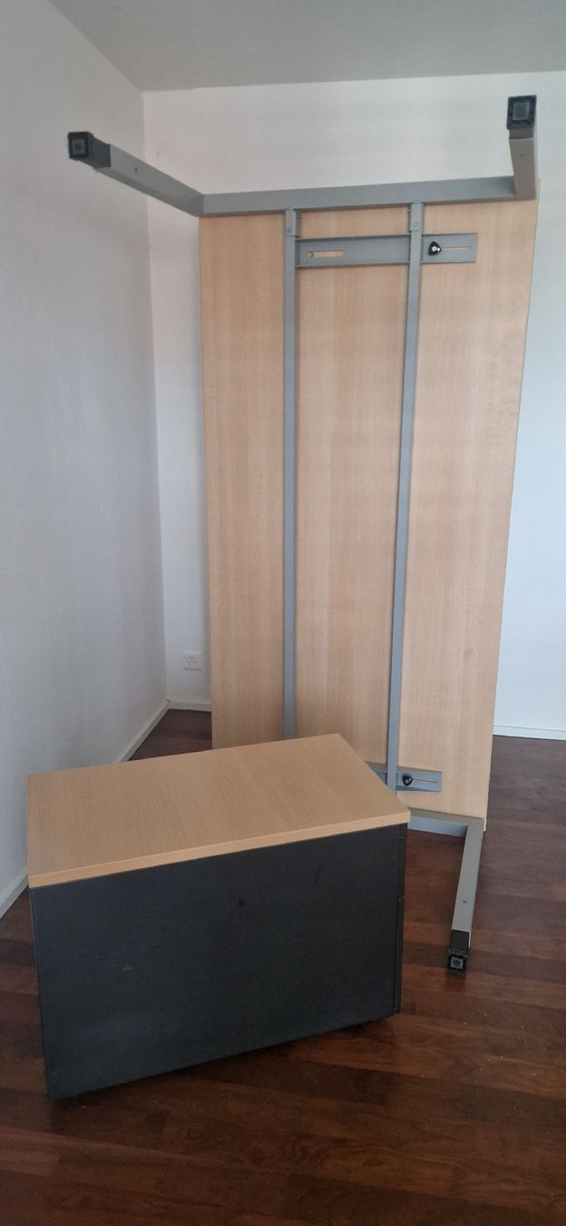 Scrivanie: Bürotisch mit Unterbau und Rollcontainer, gebraucht. – Usato da Dübendorf venduto da Meino 1
