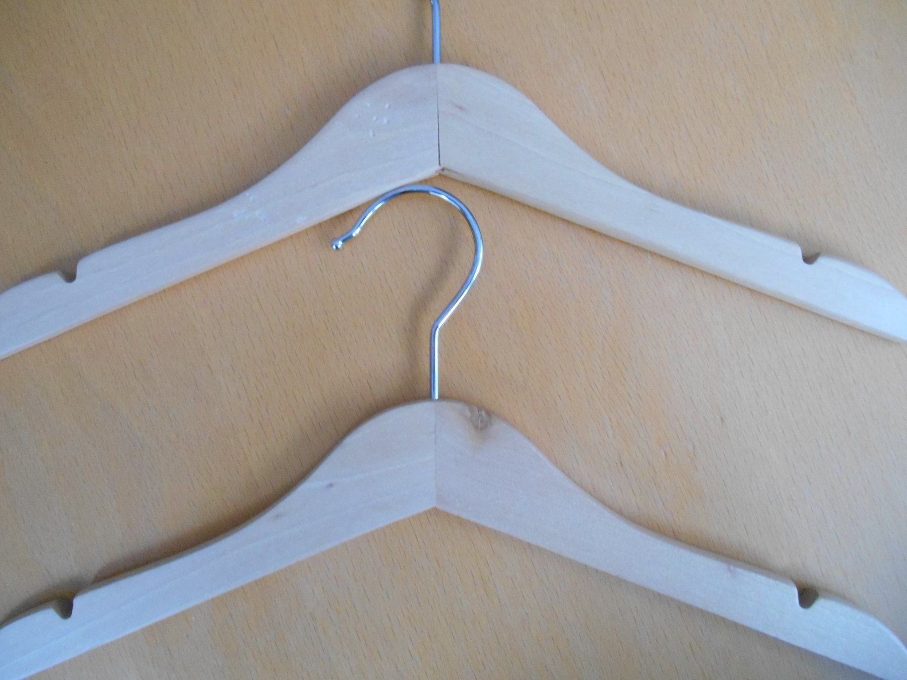 Appendiabiti: 2 Kinderkleiderbügel aus Holz – Nuovo (secondo la descrizione) da Nussbaumen AG venduto da Sumopi 1