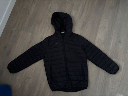 Jako Steppjacke schwarz mit Kapuze Grösse 128