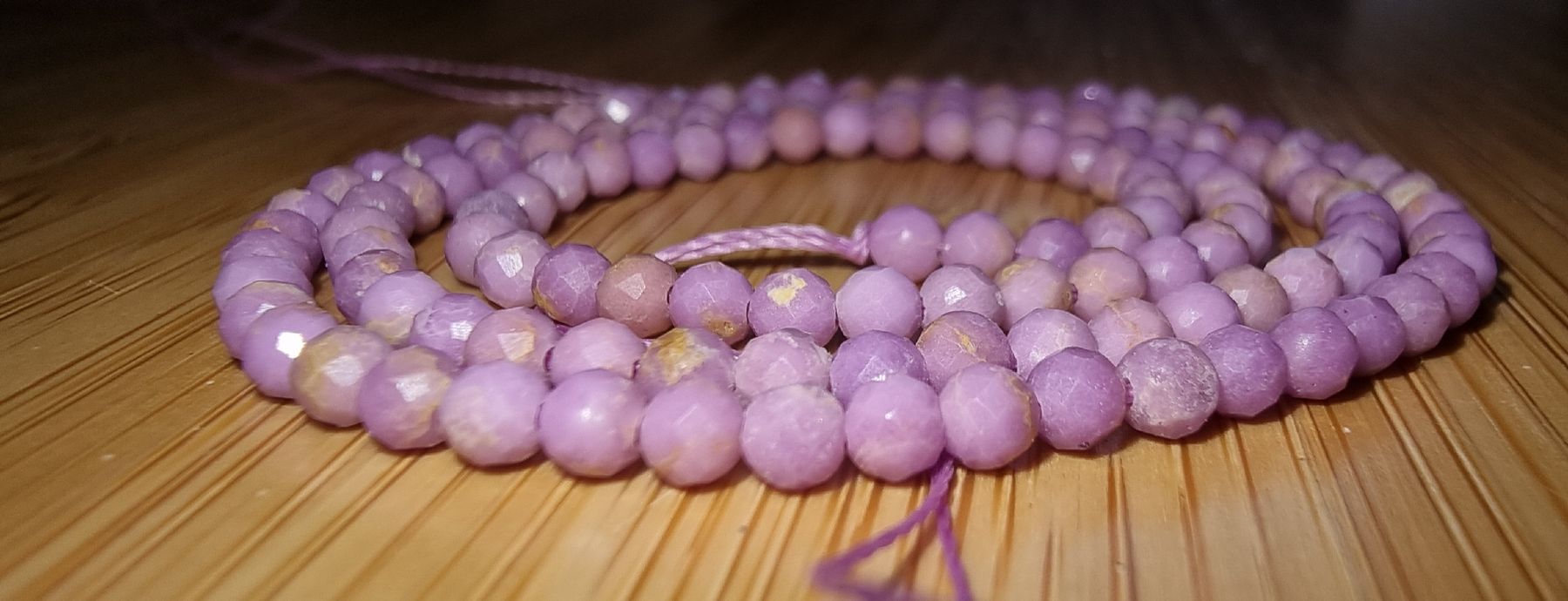 Minerali & Pietre curative: Lepidolith facettiert 3mm. Strang – Nuovo e nell'imballaggio originale da Menziken venduto da Mirager 1
