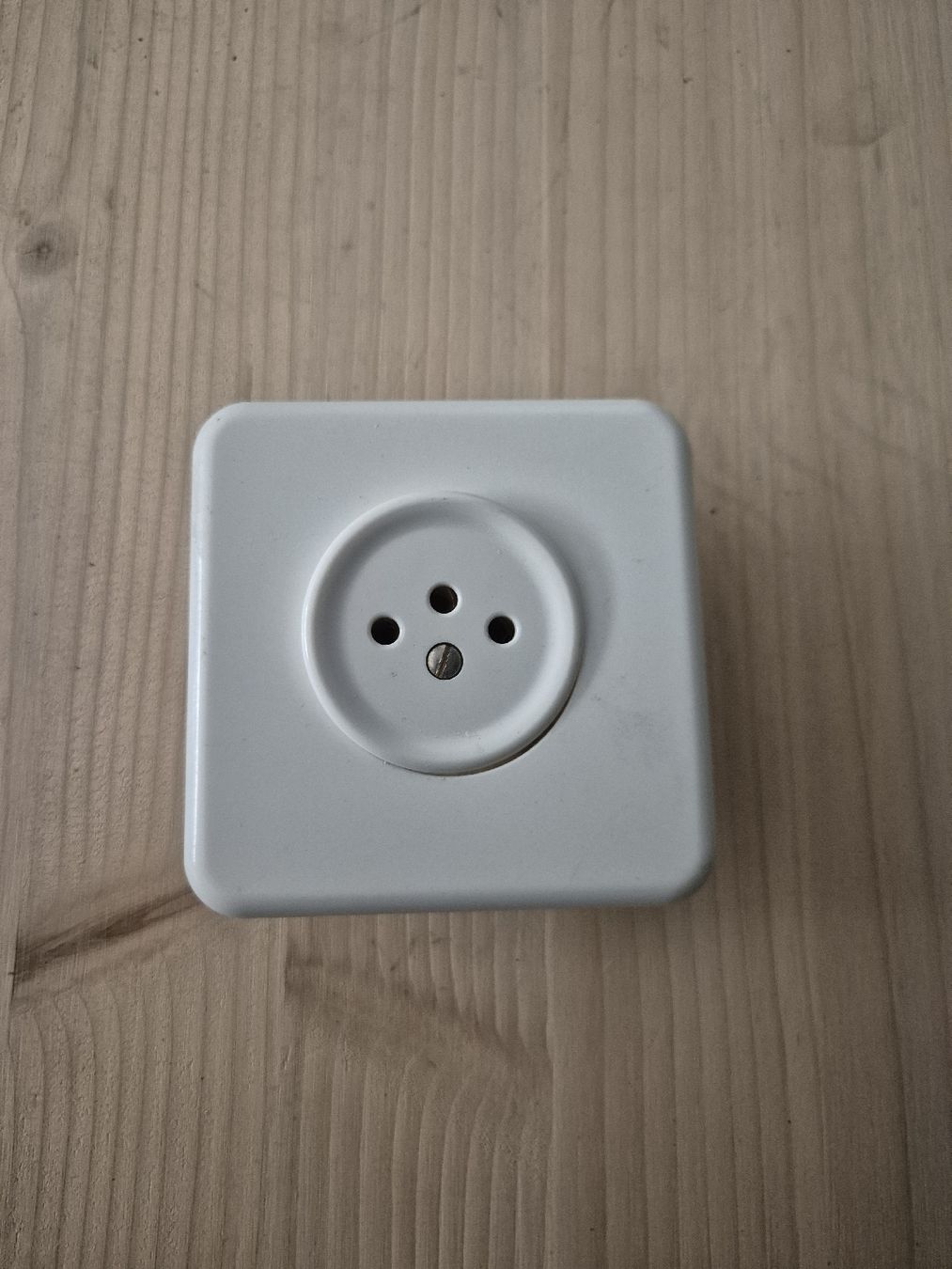 Stecker: Steckdose weiss, Aufputz, gebraucht – Gebraucht aus Corsier-sur-Vevey von K-V-T