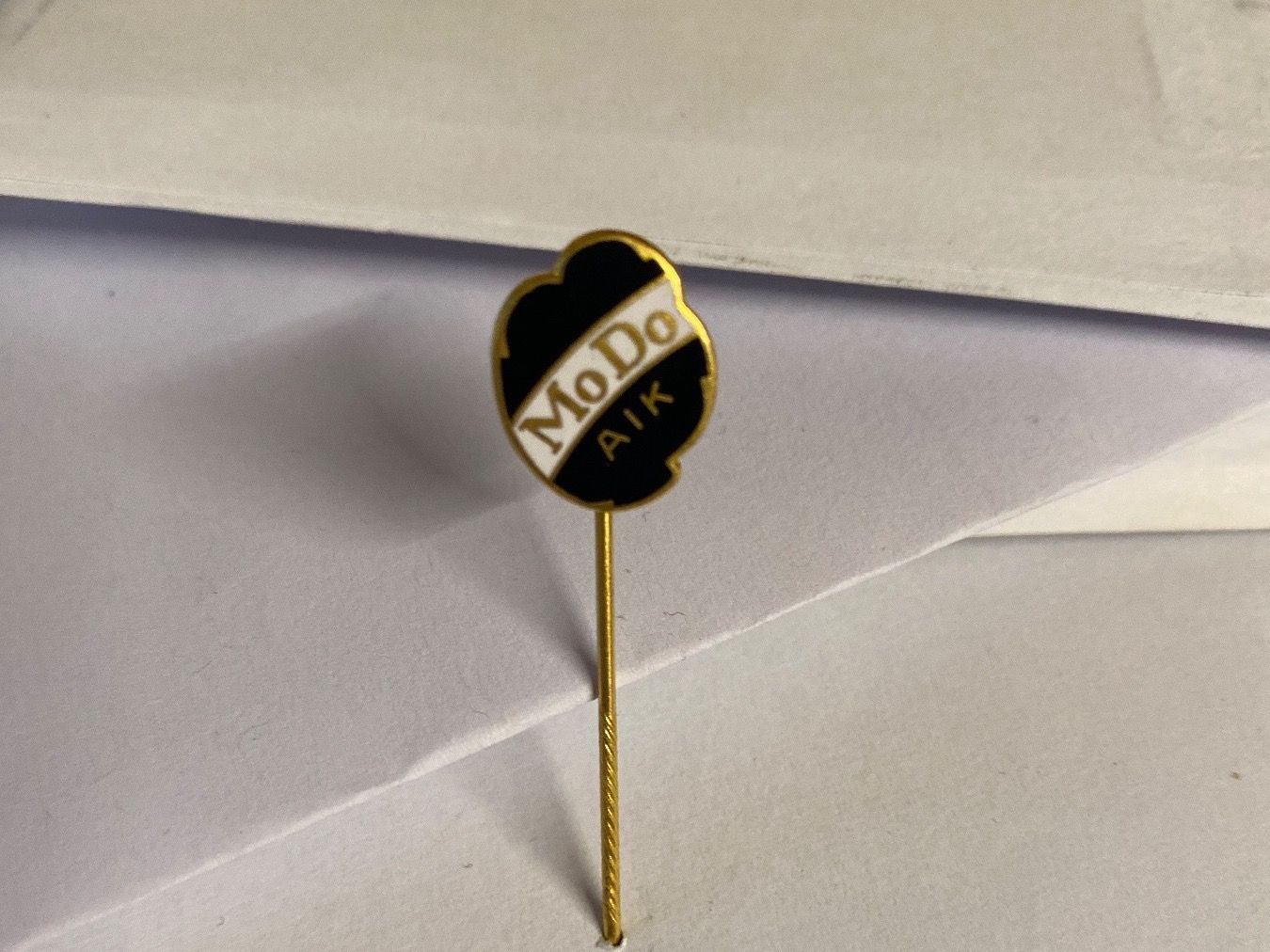 Placchette & Badge: EPINGLETTE - HOCKEY - MO DO AIK - 1964 – Usato da Le Brassus venduto da cinema13