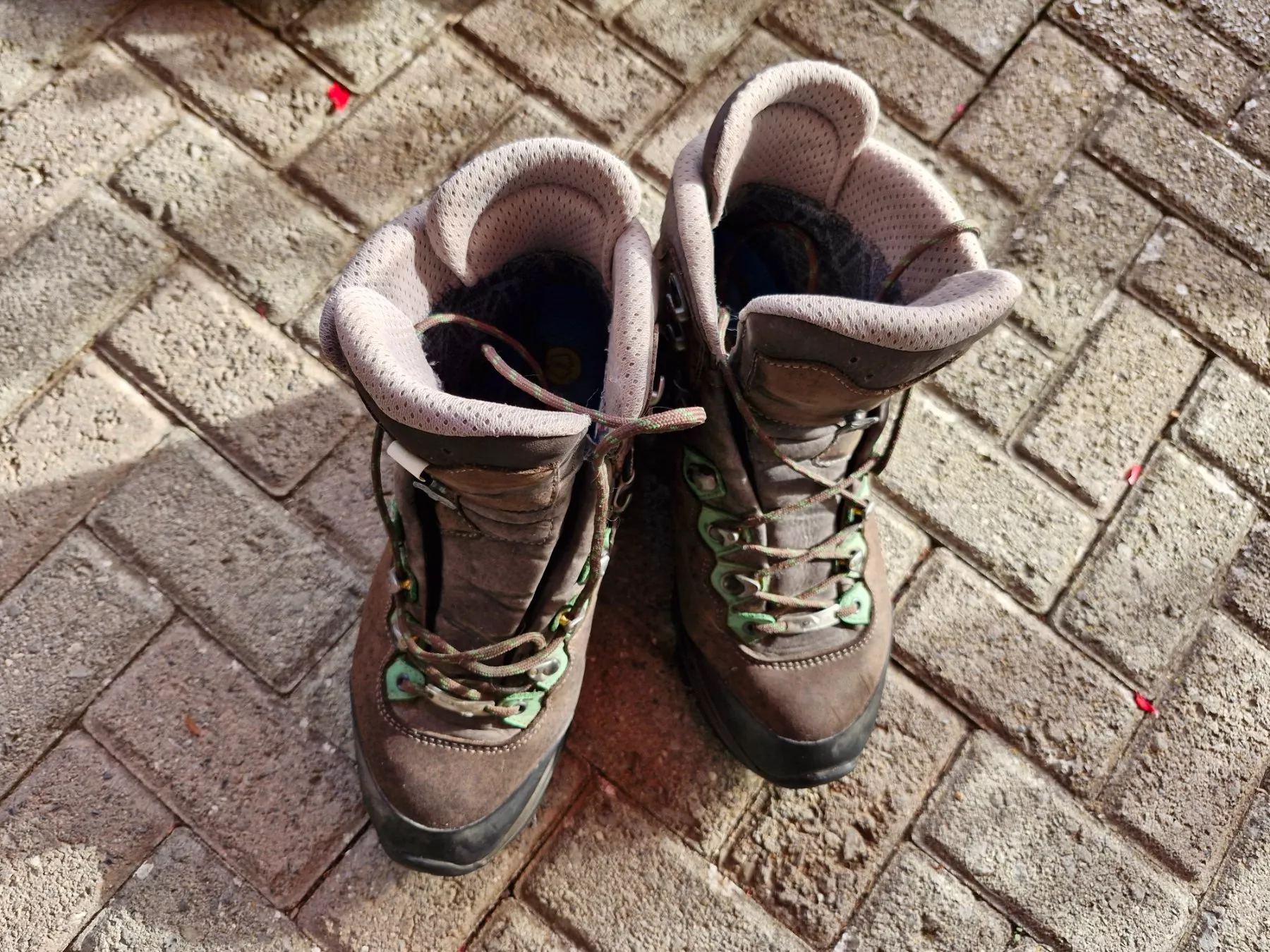 Lowa Damenschuhe: Wanderschuhe – Gebraucht aus Aefligen von Dummel