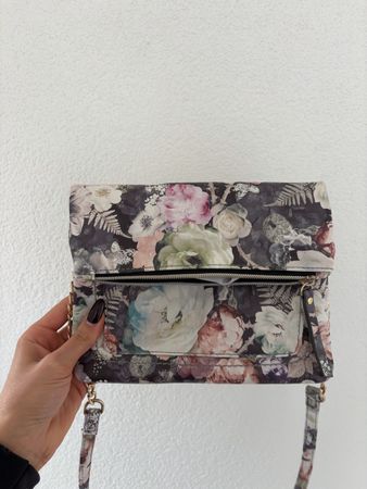 Blumen Crossbody Tasche mit Kette – Rosa/Grau/Mehrfarbig