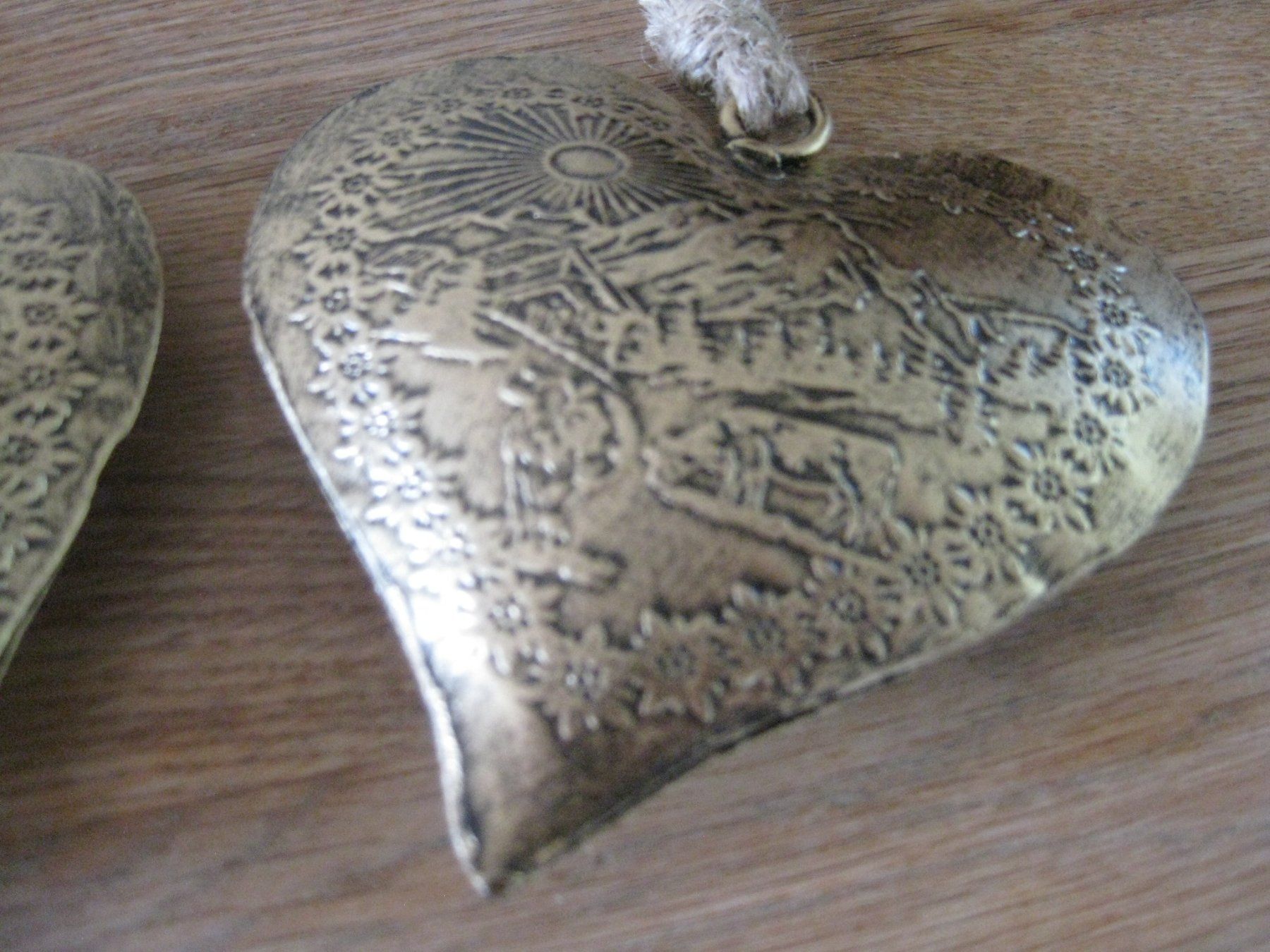 Alle Dekorationen: 2 schöne Metall Herzen mit Motiven – Neu (gemäss Beschreibung) aus Romanshorn von Wazoohandlung 2