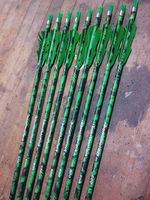9x grün schwarze 600er Carbonpfeile mit Natur Federn 