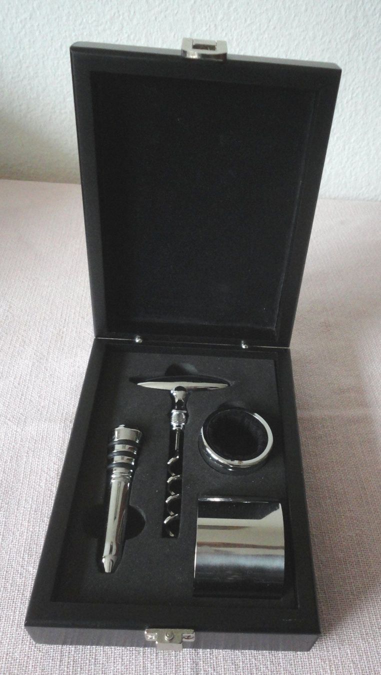 Apribottiglie & Tappi per chiusura: Weinzubehör-Set 4-tlg. in Originalbox – Usato da zürich venduto da parts5060