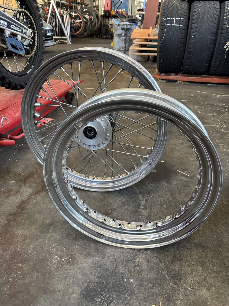 Harley-Davidson Jantes: 2 Harley Sportster Speichenfelgen – D'occasion à Wileroltigen par RichterichLuca