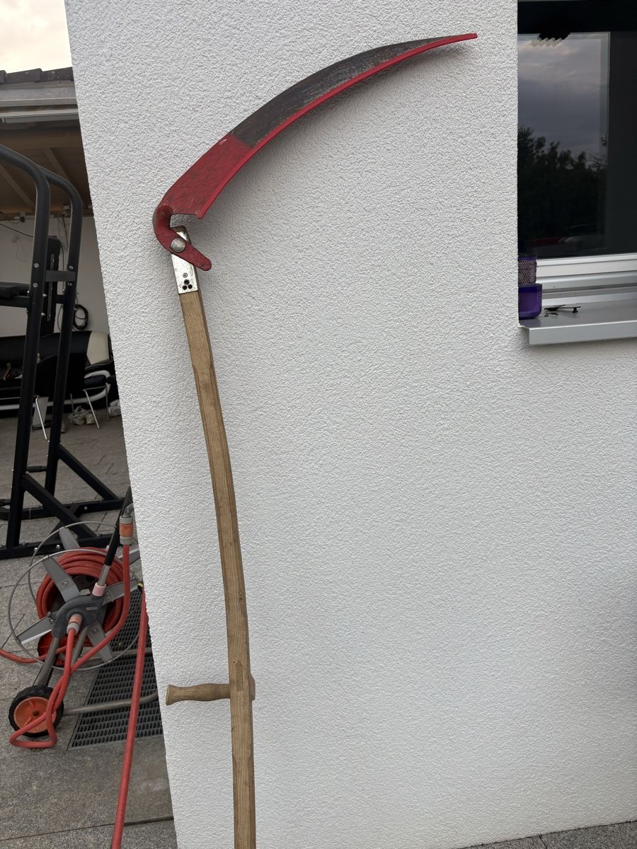 Rasenmäher: Sense mit einen langen Holzstiel  – Gebraucht aus Oberglatt ZH von PST2011