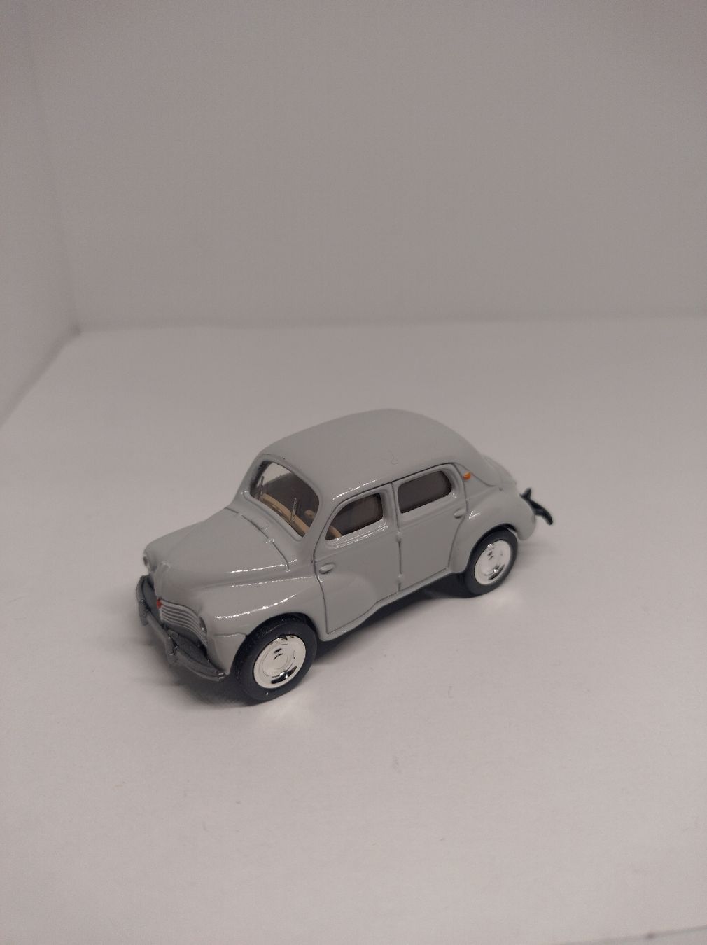 Norev Modellini d'auto: Norev Renault 4CV, gris, échelle 1/64 – Nuovo e nell'imballaggio originale da La Chaux-de-Fonds venduto da Pierrot8404 1