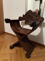 Antiker Holzstuhl mit Löwenkopf-Armlehnen geschnitzt