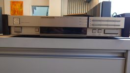 Tuner Marantz ST-54L mit edlen Holzseitenteilen