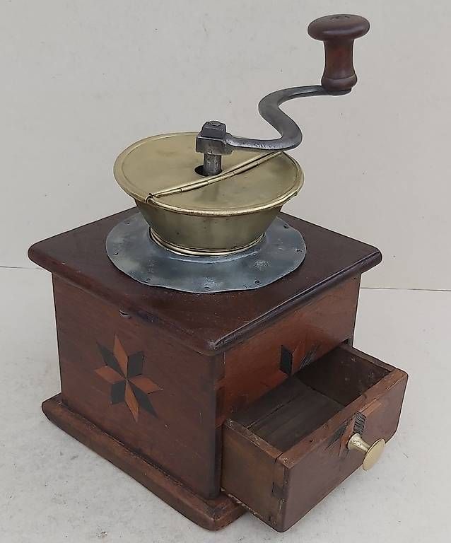 Macchine per caffè & Macchine per espresso: Uralte Nussbaum Kaffeemühle mit Sternen um 1880 – Usato da Frasnacht venduto da Carawill 4