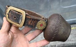 Antike Weideschelle / Treichel mit verzierten Lederriemen