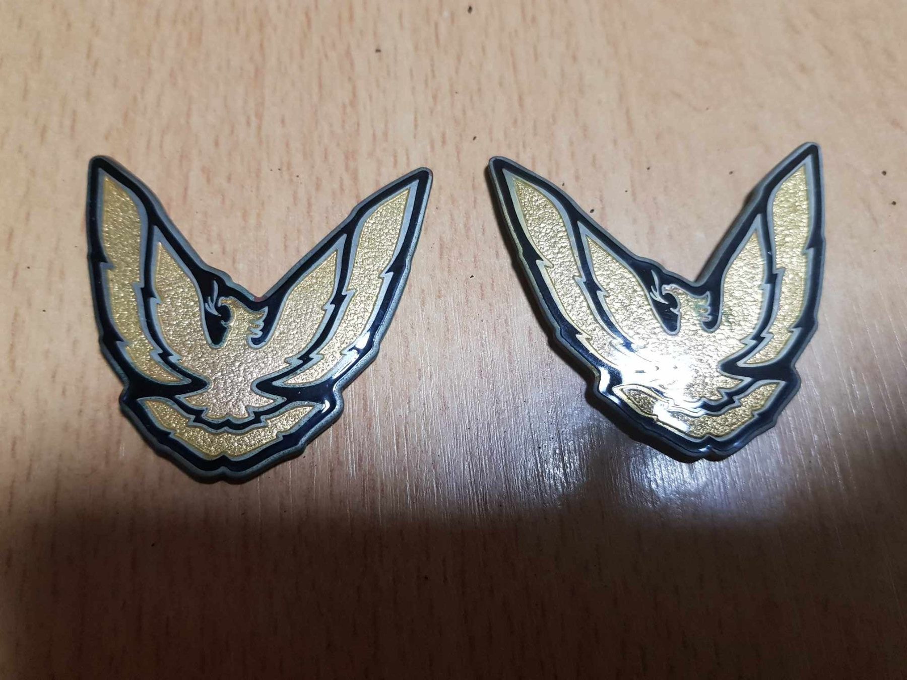 Pontiac Tutti pezzi di ricambio auto: Emblem, Firebird Vogel gold – Usato da Niedergösgen venduto da usc_l8gm 1