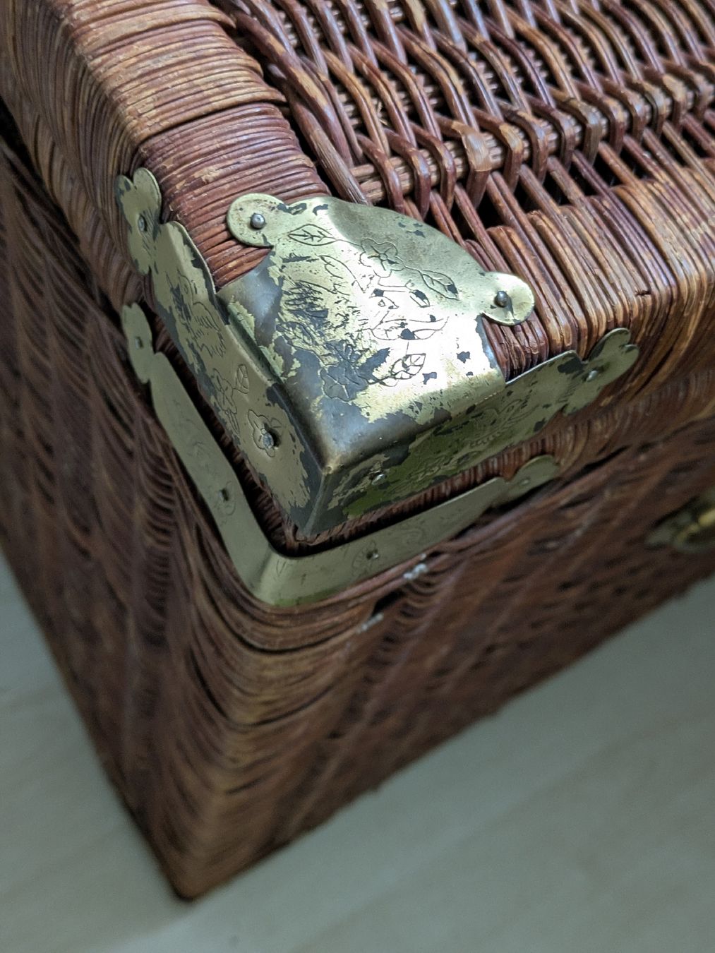 Cassapanche: Rattan Chest with Brass Details – Usato da Adliswil venduto da aborzych 1