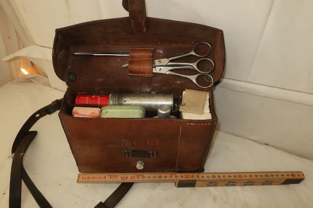 Schweizer Armee, Sanitätstasche mit Inhalt, Leder, ab 1 Fr.! Kaufen