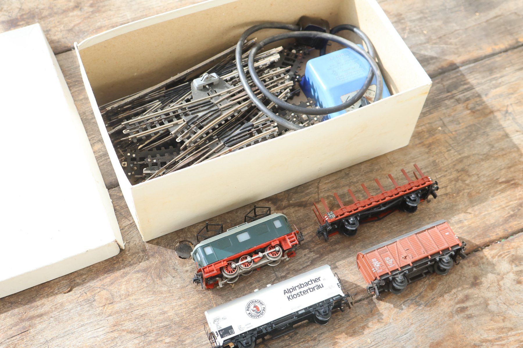 Trix Modelleisenbahnen: Trix-Express E-Lok + Wagen + Schienen + Trafo - H0 – Gebraucht aus Winterthur von Monstera 1
