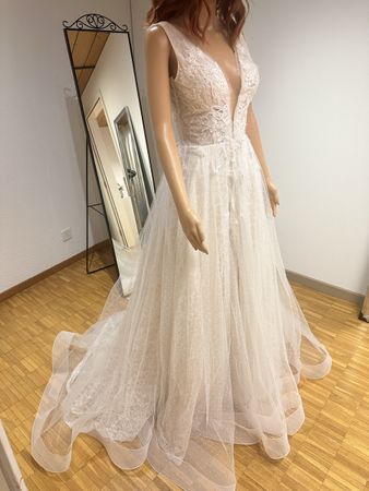 Bridal gown tulle lace sequins size 34 new condition