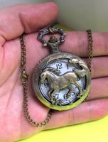NEUE Umhängeuhr mit Pferdemotiv aus Bronze inkl. Kette