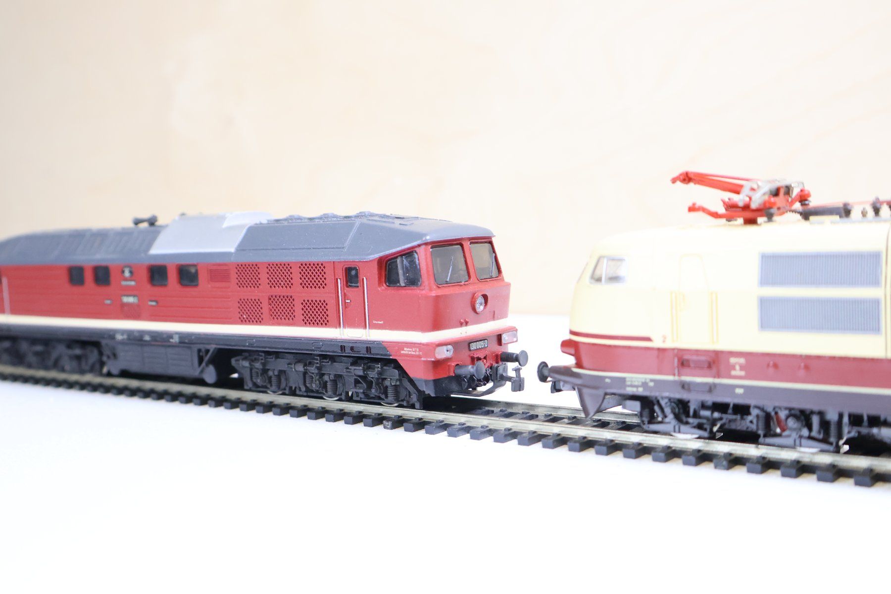Roco Modellini di ferrovie: ROCO 2 x grosse E-Lok TEE / Diesellok - H0 Doppelpack – Usato da Winterthur venduto da Monstera 6