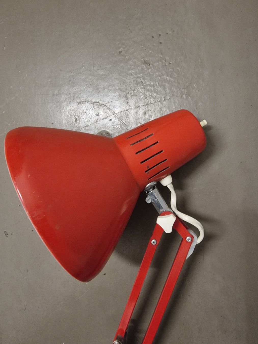 Lampade: Rote Leuchte mit Klemme, gut erhalten, – Usato da Olten venduto da Mezopotamya 3