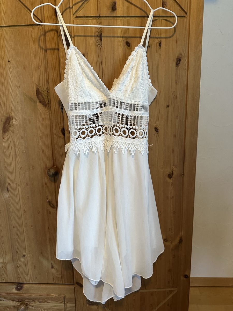 Tute: Kurzer weisser Jumpsuit mit Spitze, Grösse S – Usato da Hergiswil NW venduto da kaufe_at_kaufmann