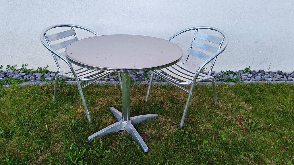 Set di tavolo e panche: Ensemble table et 2 chaises jardin en aluminium  – Usato da Penthaz venduto da GGE01